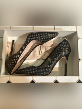 Sarah Jessica Parker fishnet Mesh Pointed-Toe Pump